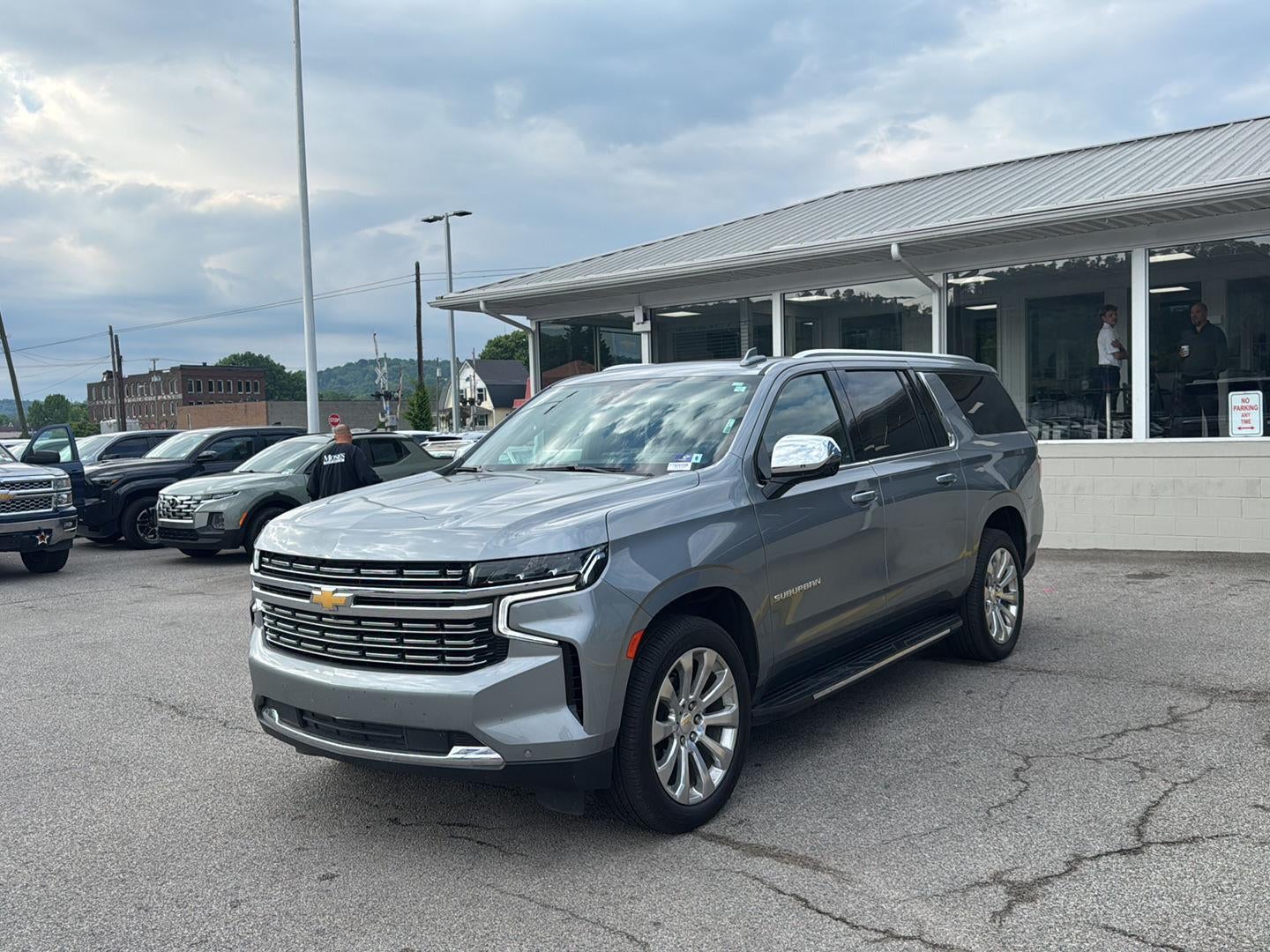 2023 Chevrolet Suburban 4WD 1500 Premier's photo