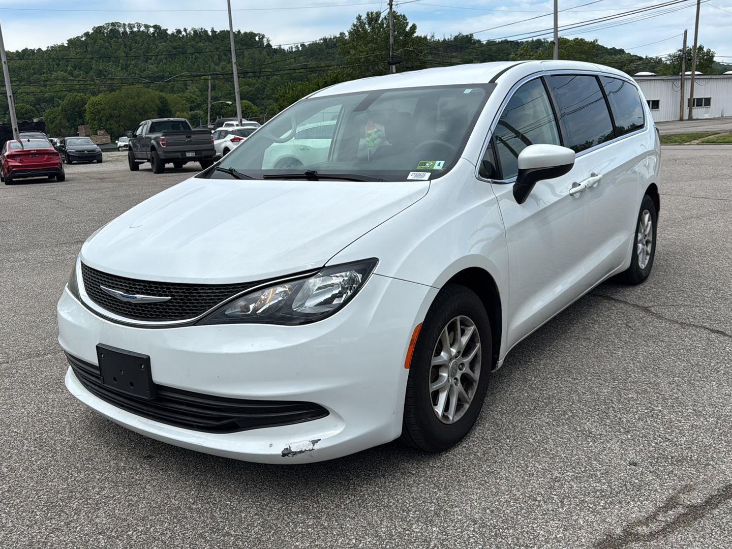 2019 Chrysler Pacifica LX's photo