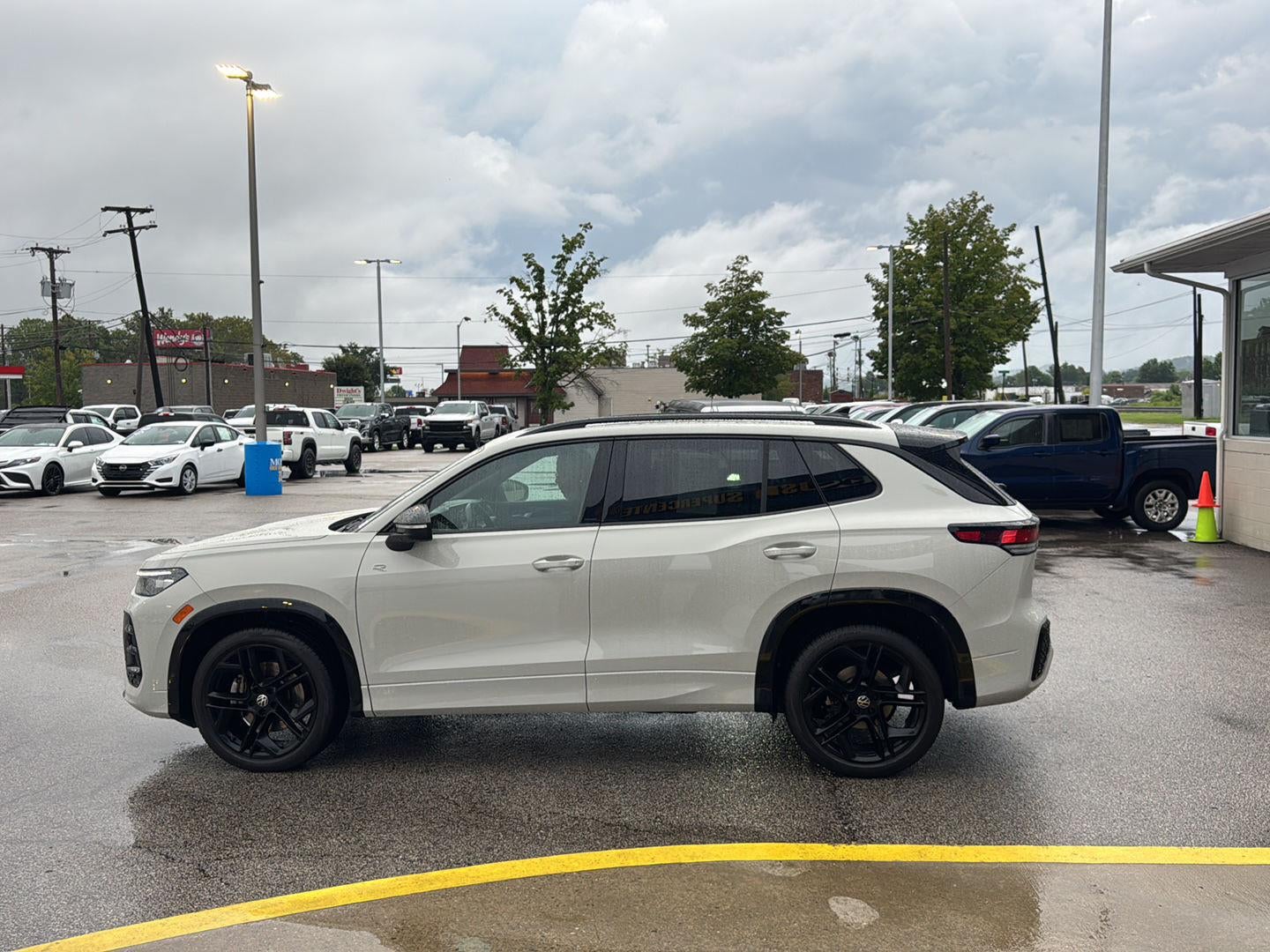 2025 Volkswagen Tiguan SE R-Line Black